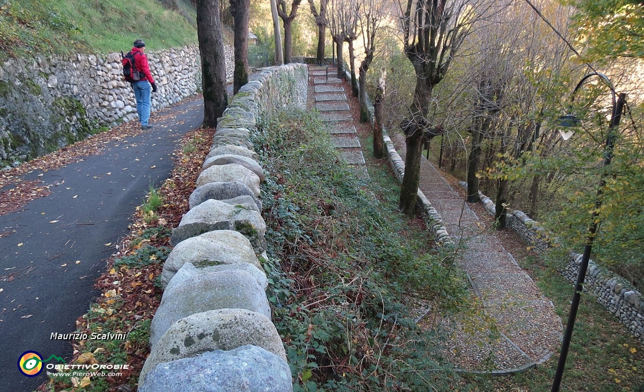 03 La stradina - acciottolato che scende al Put che Bala....JPG